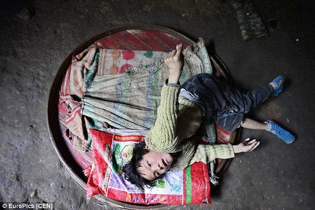 Σοκαριστικό: 11χρονο Κινεζάκι που πάσχει από εγκεφαλική παράλυση ζει σε συνθήκες απόλυτης φτώχειας [εικόνες] | iefimerida.gr 1