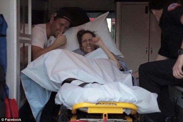 37χρονη με ανορεξία καταφέρνει να περπατήσει για πρώτη φορά μετά από μήνες [βίντεο] | iefimerida.gr 9