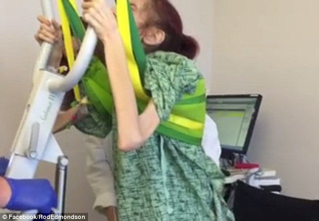 37χρονη με ανορεξία καταφέρνει να περπατήσει για πρώτη φορά μετά από μήνες [βίντεο] | iefimerida.gr 12