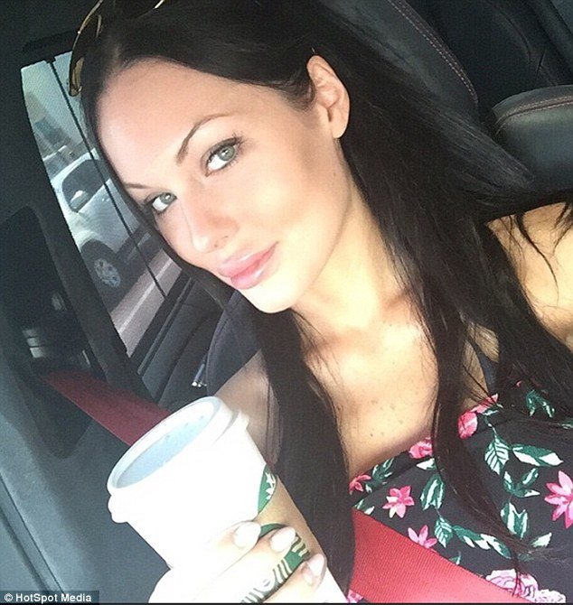 Η Τζολί σε... έκδοση με καμπύλες -Η 27χρονη σωσίας της [εικόνες] | iefimerida.gr 2