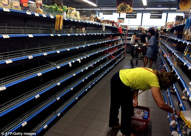  Daily Mail: Επιδρομή στα σούπερ μάρκετ -Οι Ελληνες αδειάζουν τα ράφια μετά το δημοψήφισμα [εικόνες] | iefimerida.gr 2
