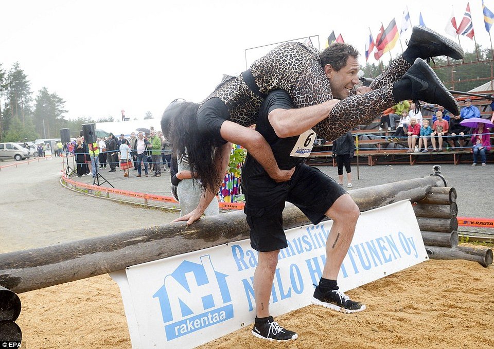 Σηκώνοντας οικογενειακά βάρη, κυριολεκτικά -Ετρεξαν με τις συζύγους στους ώμους τους [εικόνες] | iefimerida.gr 0