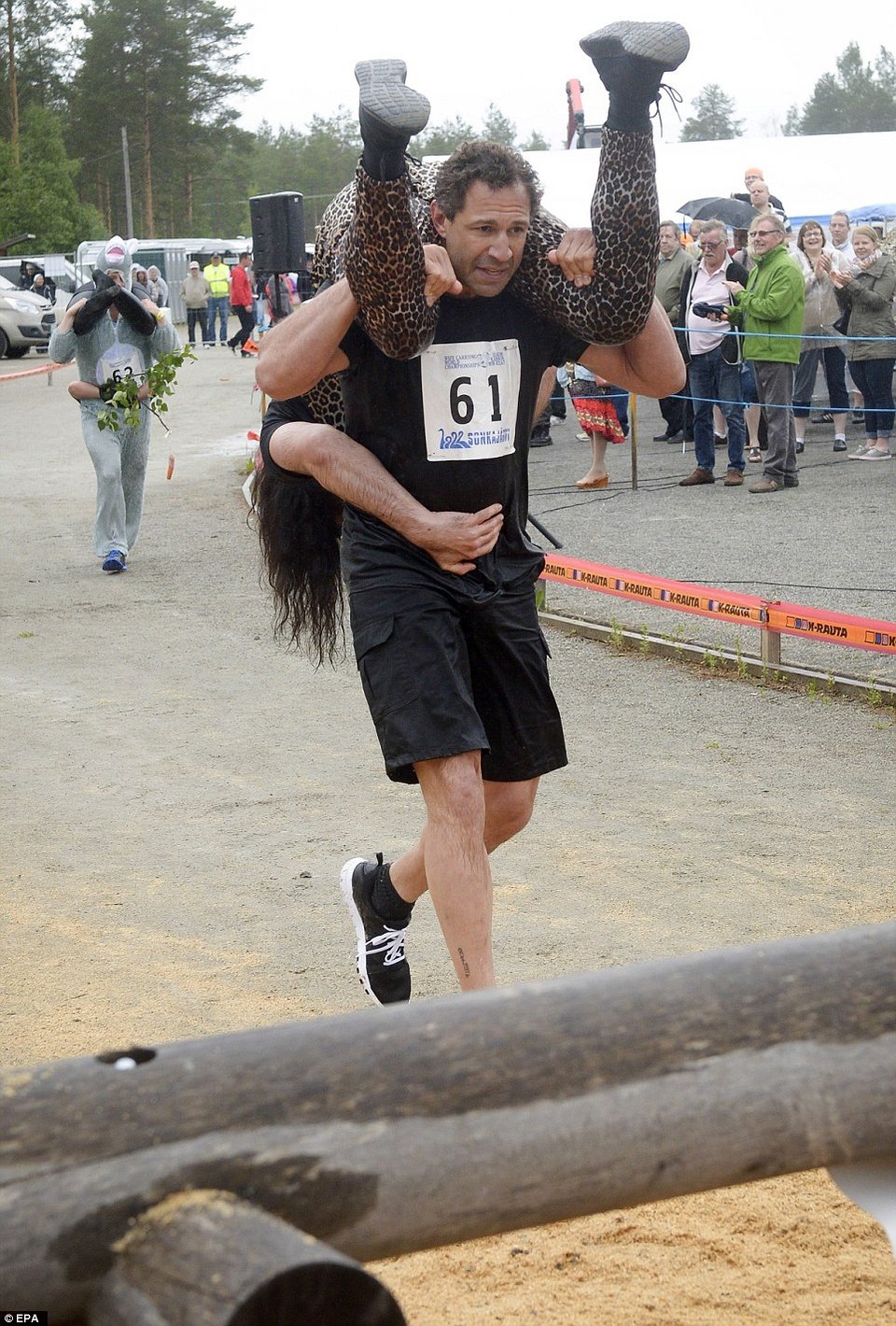Σηκώνοντας οικογενειακά βάρη, κυριολεκτικά -Ετρεξαν με τις συζύγους στους ώμους τους [εικόνες] | iefimerida.gr 1