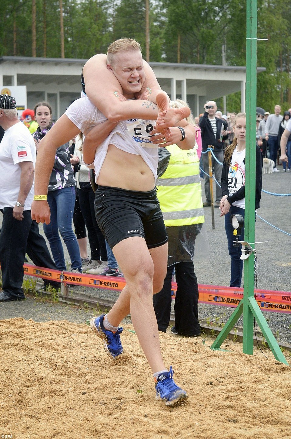 Σηκώνοντας οικογενειακά βάρη, κυριολεκτικά -Ετρεξαν με τις συζύγους στους ώμους τους [εικόνες] | iefimerida.gr 2