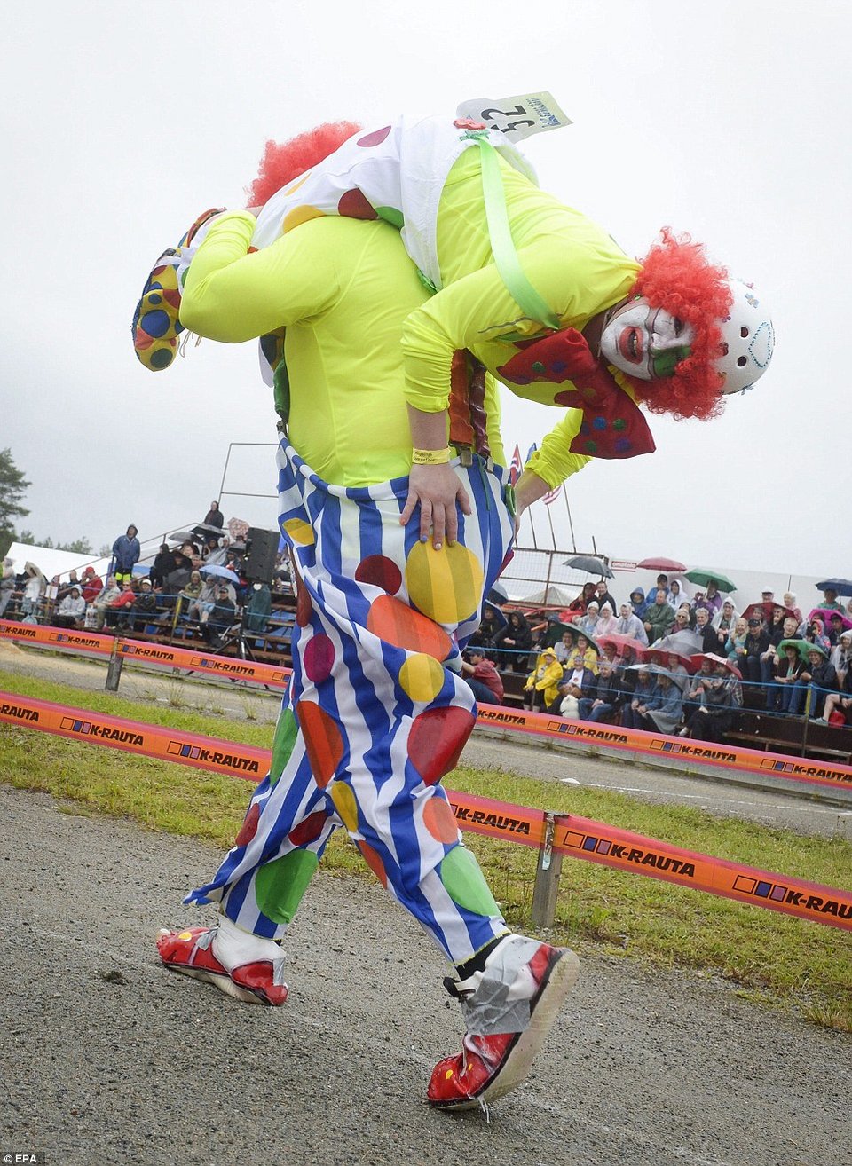 Σηκώνοντας οικογενειακά βάρη, κυριολεκτικά -Ετρεξαν με τις συζύγους στους ώμους τους [εικόνες] | iefimerida.gr 3