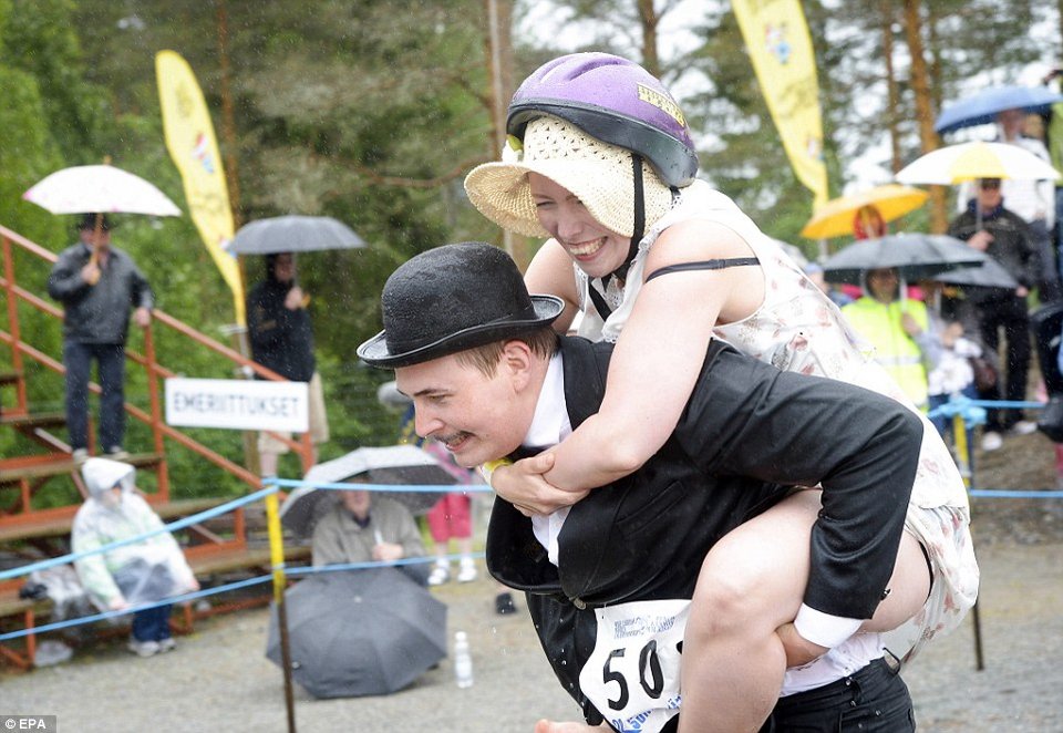 Σηκώνοντας οικογενειακά βάρη, κυριολεκτικά -Ετρεξαν με τις συζύγους στους ώμους τους [εικόνες] | iefimerida.gr 4