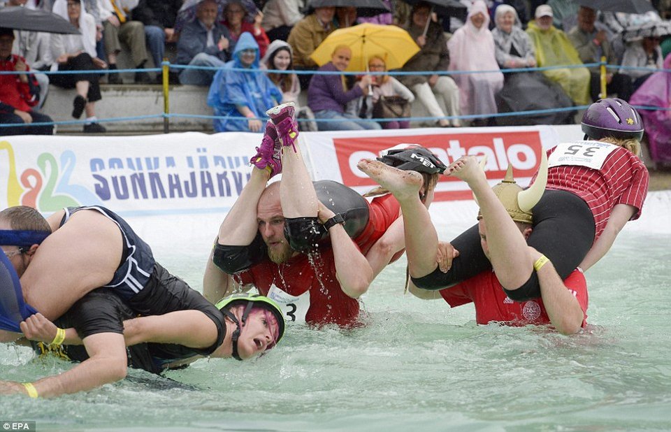 Σηκώνοντας οικογενειακά βάρη, κυριολεκτικά -Ετρεξαν με τις συζύγους στους ώμους τους [εικόνες] | iefimerida.gr 8