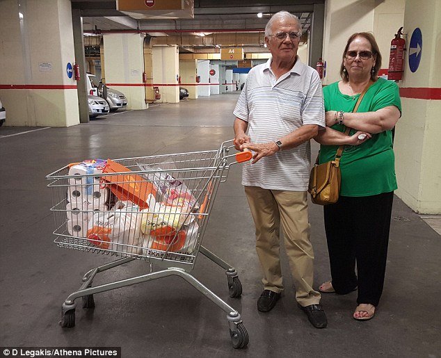  Daily Mail: Επιδρομή στα σούπερ μάρκετ -Οι Ελληνες αδειάζουν τα ράφια μετά το δημοψήφισμα [εικόνες] | iefimerida.gr 3