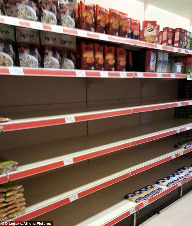  Daily Mail: Επιδρομή στα σούπερ μάρκετ -Οι Ελληνες αδειάζουν τα ράφια μετά το δημοψήφισμα [εικόνες] | iefimerida.gr 1
