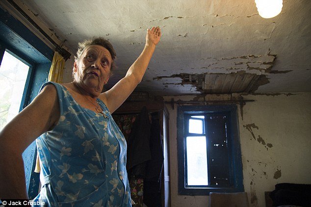 Η γυναίκα που είδε το σώμα θύματος της πτήσης MH17 να πέφτει στην οροφή της | iefimerida.gr 0