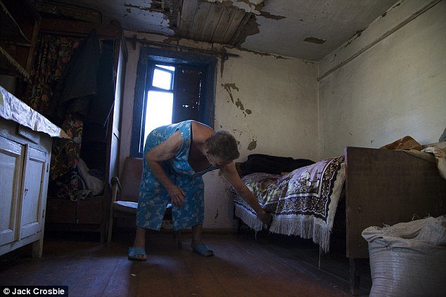 Η γυναίκα που είδε το σώμα θύματος της πτήσης MH17 να πέφτει στην οροφή της | iefimerida.gr 1