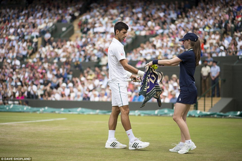 Ο Τζόκοβιτς εκτός εαυτού: Ουρλιάζει στη βοηθό του στο Γουίμπλεντον κι εκείνη βάζει τα κλάματα [εικόνες] | iefimerida.gr 4
