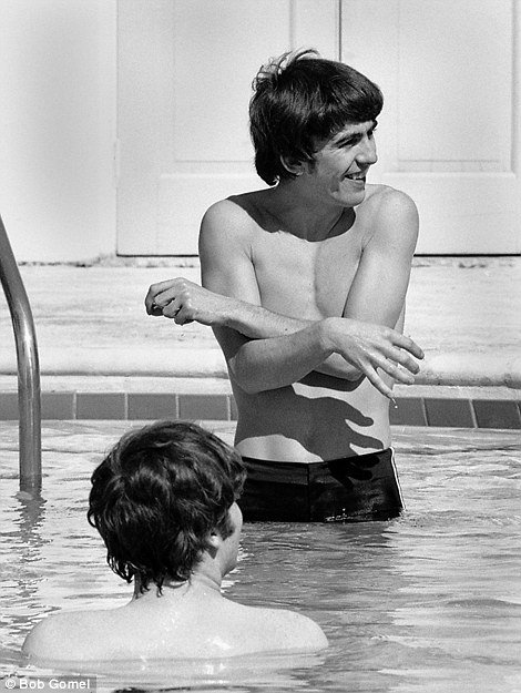 Σπάνια στιγμιότυπα με τους Beatles να χαλαρώνουν στην πισίνα [εικόνες] | iefimerida.gr 7