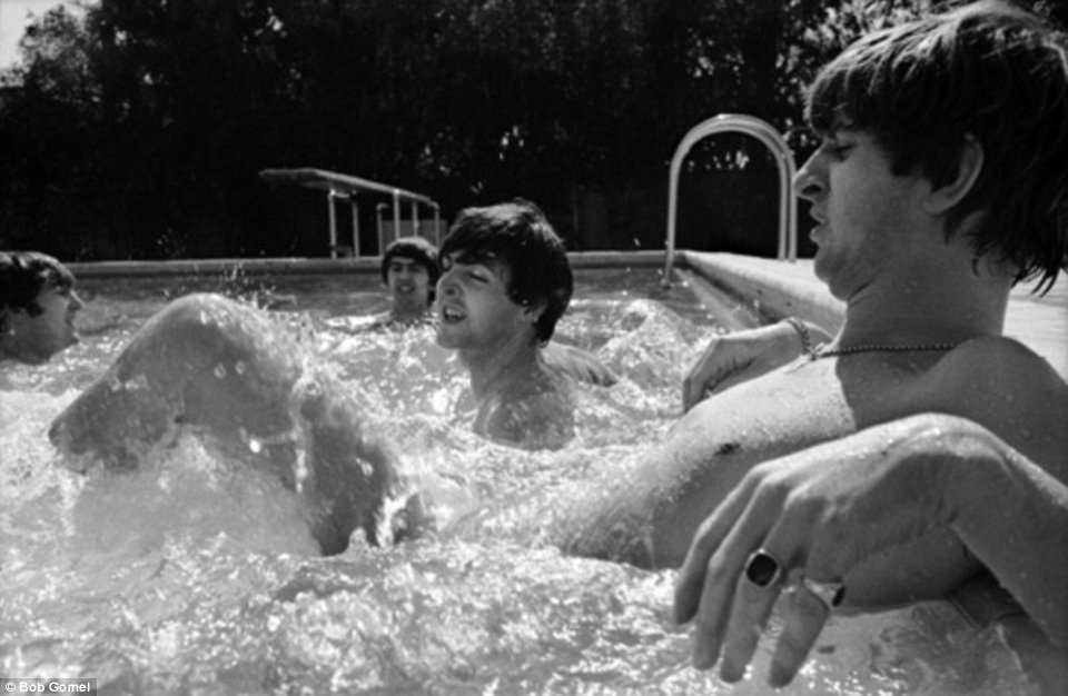 Σπάνια στιγμιότυπα με τους Beatles να χαλαρώνουν στην πισίνα [εικόνες] | iefimerida.gr 2