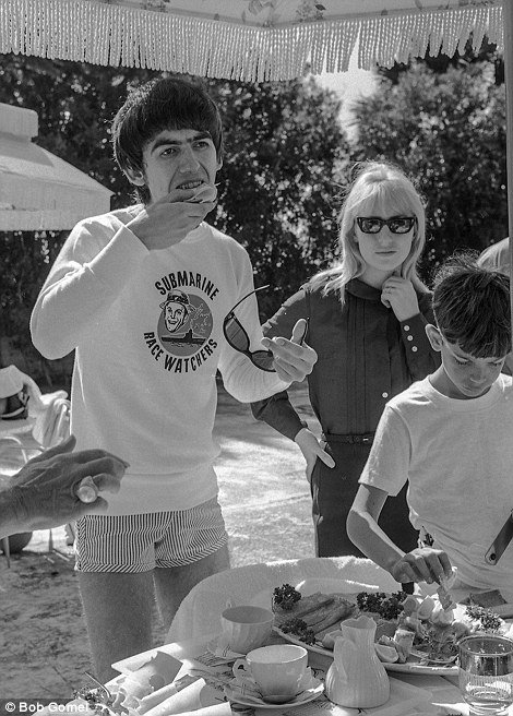 Σπάνια στιγμιότυπα με τους Beatles να χαλαρώνουν στην πισίνα [εικόνες] | iefimerida.gr 12