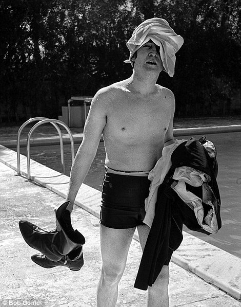 Σπάνια στιγμιότυπα με τους Beatles να χαλαρώνουν στην πισίνα [εικόνες] | iefimerida.gr 9