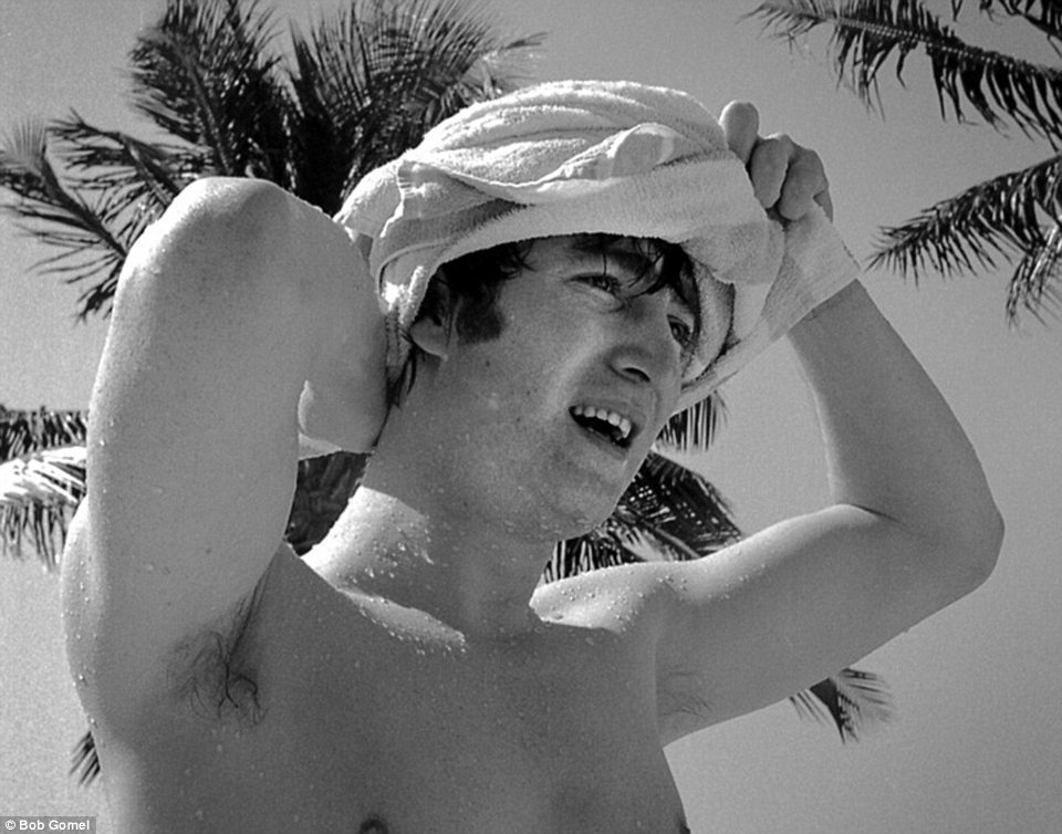 Σπάνια στιγμιότυπα με τους Beatles να χαλαρώνουν στην πισίνα [εικόνες] | iefimerida.gr 8