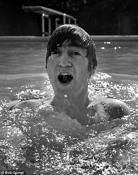 Σπάνια στιγμιότυπα με τους Beatles να χαλαρώνουν στην πισίνα [εικόνες] | iefimerida.gr 3