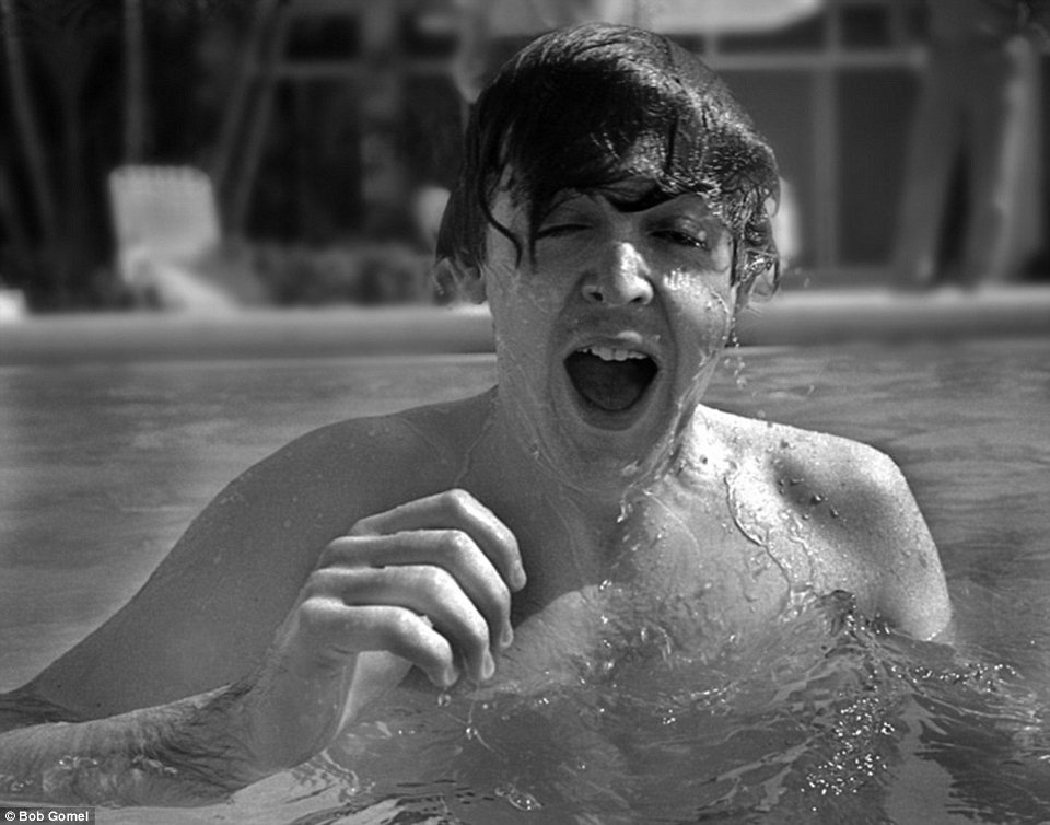 Σπάνια στιγμιότυπα με τους Beatles να χαλαρώνουν στην πισίνα [εικόνες] | iefimerida.gr 4