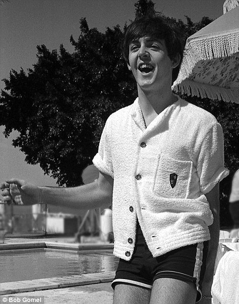 Σπάνια στιγμιότυπα με τους Beatles να χαλαρώνουν στην πισίνα [εικόνες] | iefimerida.gr 10