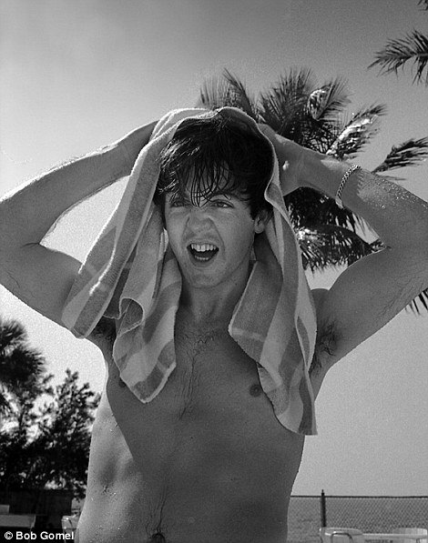 Σπάνια στιγμιότυπα με τους Beatles να χαλαρώνουν στην πισίνα [εικόνες] | iefimerida.gr 5