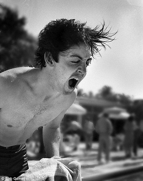 Σπάνια στιγμιότυπα με τους Beatles να χαλαρώνουν στην πισίνα [εικόνες] | iefimerida.gr 6