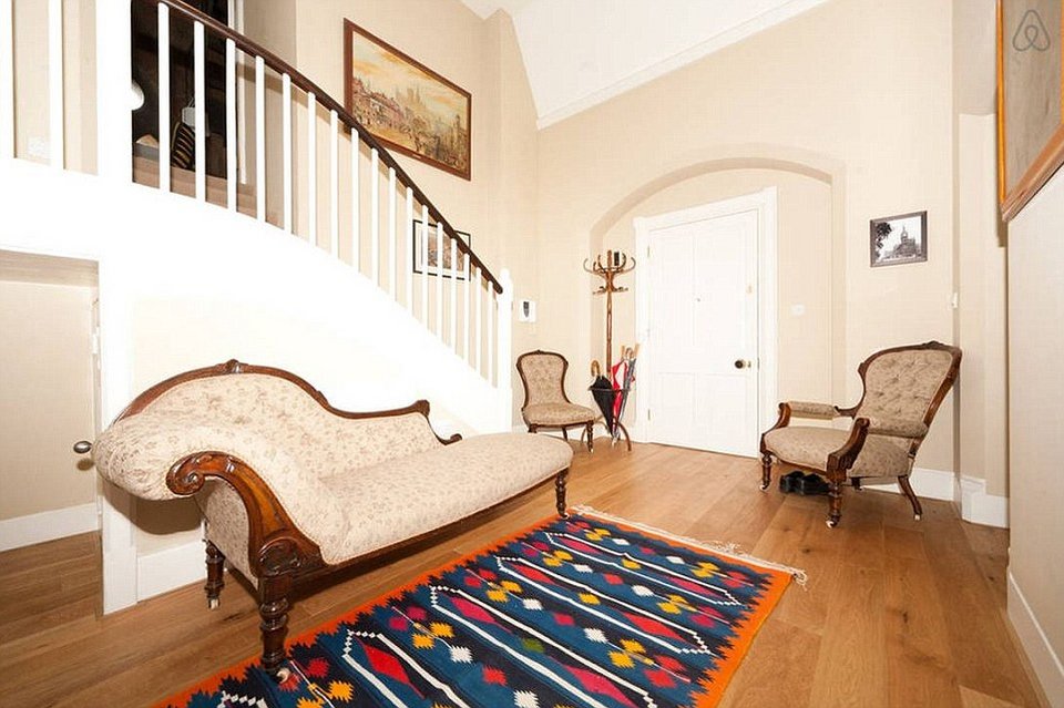 Ενα ατμοσφαιρικό διαμέρισμα με ταβάνι 10 μέτρων -Κρύβεται σε πύργο με ρολόι στο Λονδίνο [εικόνες] | iefimerida.gr 7