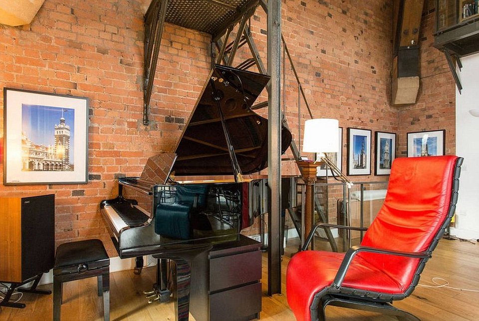 Ενα ατμοσφαιρικό διαμέρισμα με ταβάνι 10 μέτρων -Κρύβεται σε πύργο με ρολόι στο Λονδίνο [εικόνες] | iefimerida.gr 2