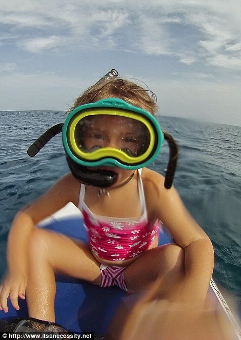 Ενα ζευγάρι τολμά: Κάνει το σκάφος σπίτι του και οργώνει όλο το χρόνο τους ωκεανούς -Μαζί και οι δύο μικρές κόρες τους [εικόνες] | iefimerida.gr 7