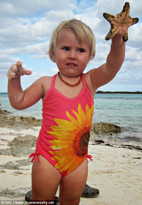 Ενα ζευγάρι τολμά: Κάνει το σκάφος σπίτι του και οργώνει όλο το χρόνο τους ωκεανούς -Μαζί και οι δύο μικρές κόρες τους [εικόνες] | iefimerida.gr 13