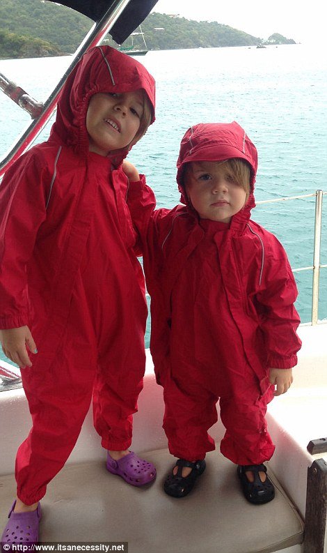 Ενα ζευγάρι τολμά: Κάνει το σκάφος σπίτι του και οργώνει όλο το χρόνο τους ωκεανούς -Μαζί και οι δύο μικρές κόρες τους [εικόνες] | iefimerida.gr 15