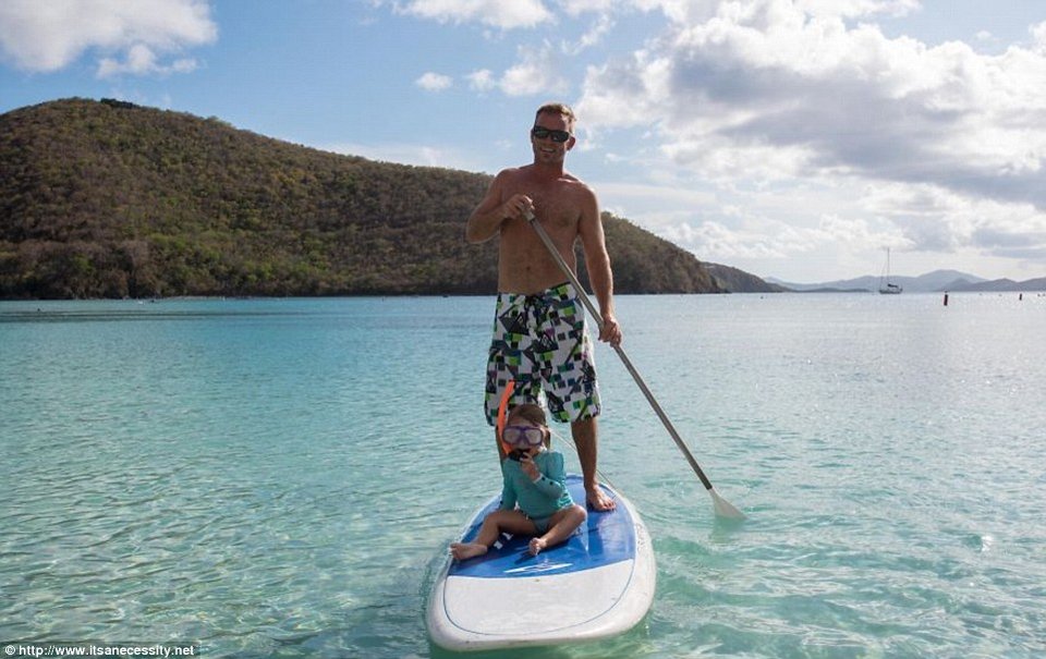 Ενα ζευγάρι τολμά: Κάνει το σκάφος σπίτι του και οργώνει όλο το χρόνο τους ωκεανούς -Μαζί και οι δύο μικρές κόρες τους [εικόνες] | iefimerida.gr 5