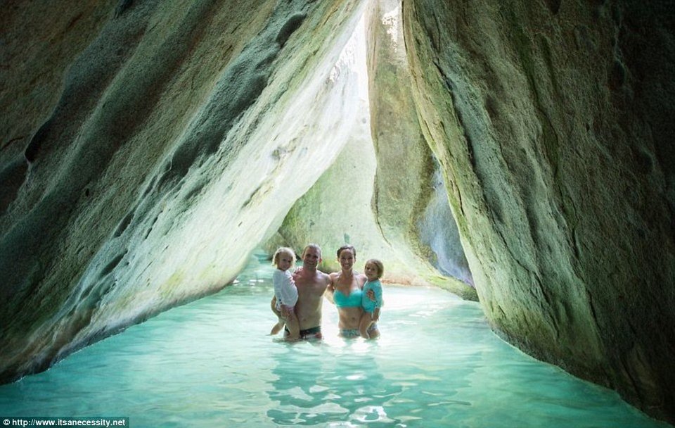 Ενα ζευγάρι τολμά: Κάνει το σκάφος σπίτι του και οργώνει όλο το χρόνο τους ωκεανούς -Μαζί και οι δύο μικρές κόρες τους [εικόνες] | iefimerida.gr 3