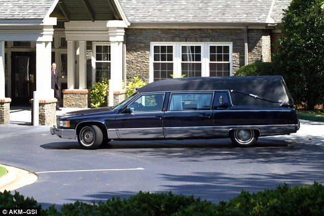 Πέθανε η κόρη της Γουίτνεϊ Χιούστον; Η νεκροφόρα στον κήπο του σανατόριου που φούντωσε τις φήμες [εικόνες] | iefimerida.gr 0