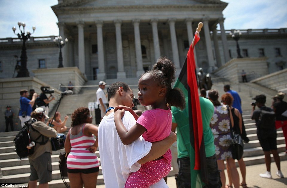 Μέλη της Κου Κλουξ Κλαν διαδήλωσαν έξω από το κοινοβούλιο της Νότιας Καρολίνας [εικόνες] | iefimerida.gr 6