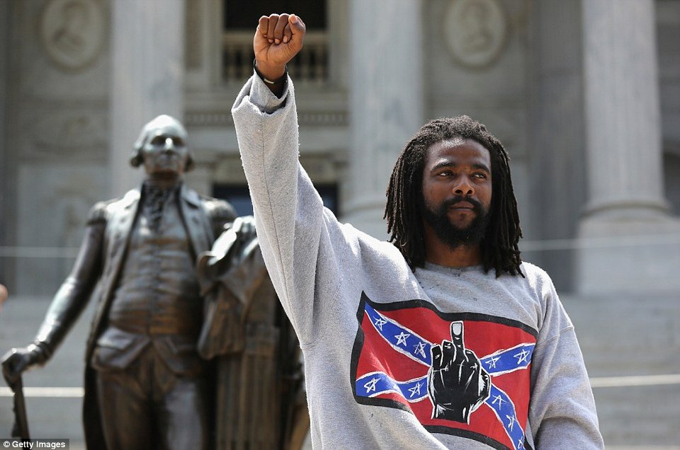 Μέλη της Κου Κλουξ Κλαν διαδήλωσαν έξω από το κοινοβούλιο της Νότιας Καρολίνας [εικόνες] | iefimerida.gr 7