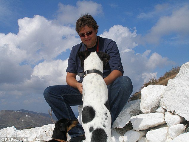 Ολλανδή ετοιμάζεται να παντρευτεί τον... σκύλο της που μάζεψε από παραλία της Ελλάδας [εικόνες] | iefimerida.gr 4