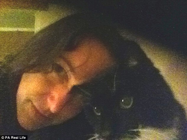 Ολλανδή ετοιμάζεται να παντρευτεί τον... σκύλο της που μάζεψε από παραλία της Ελλάδας [εικόνες] | iefimerida.gr 1