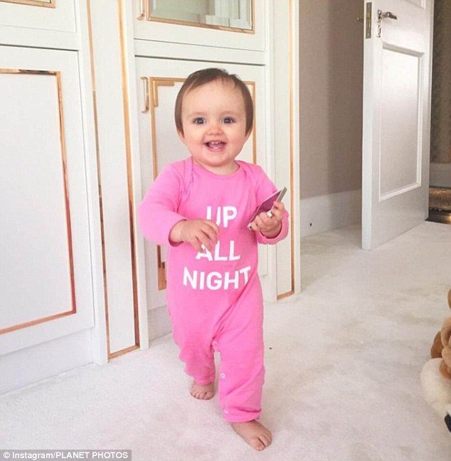 Η χλιδάτη ζωή του μωρού των Εκλεστοουν: Βαμμένα νύχια και πολυτελείς διακοπές [εικόνες] | iefimerida.gr 0