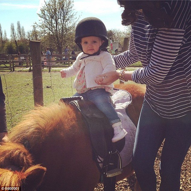 Η χλιδάτη ζωή του μωρού των Εκλεστοουν: Βαμμένα νύχια και πολυτελείς διακοπές [εικόνες] | iefimerida.gr 1