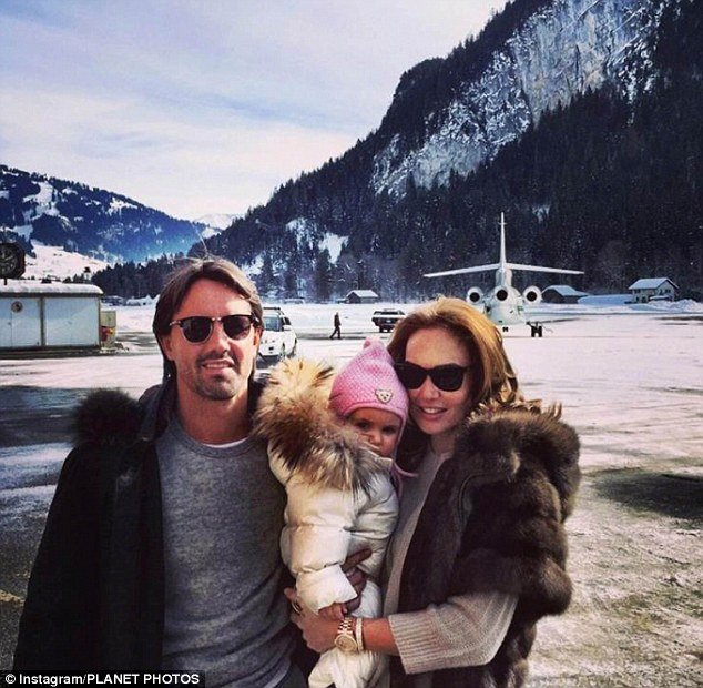 Η χλιδάτη ζωή του μωρού των Εκλεστοουν: Βαμμένα νύχια και πολυτελείς διακοπές [εικόνες] | iefimerida.gr 2