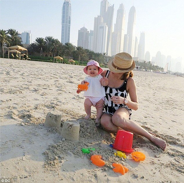 Η χλιδάτη ζωή του μωρού των Εκλεστοουν: Βαμμένα νύχια και πολυτελείς διακοπές [εικόνες] | iefimerida.gr 3