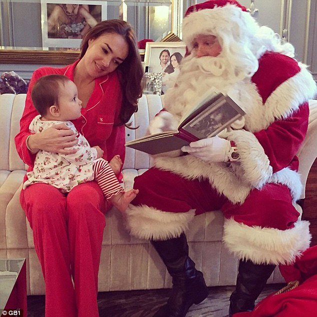 Η χλιδάτη ζωή του μωρού των Εκλεστοουν: Βαμμένα νύχια και πολυτελείς διακοπές [εικόνες] | iefimerida.gr 6