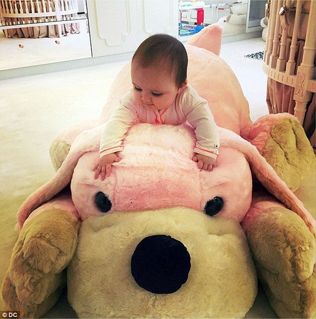 Η χλιδάτη ζωή του μωρού των Εκλεστοουν: Βαμμένα νύχια και πολυτελείς διακοπές [εικόνες] | iefimerida.gr 7