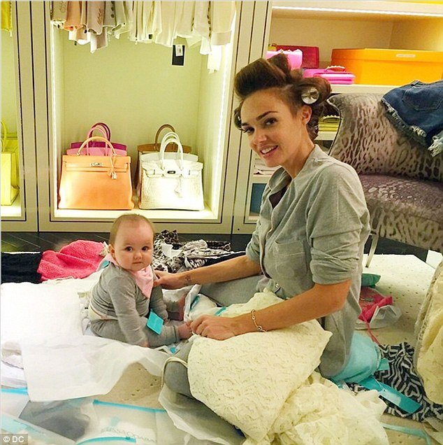 Η χλιδάτη ζωή του μωρού των Εκλεστοουν: Βαμμένα νύχια και πολυτελείς διακοπές [εικόνες] | iefimerida.gr 4