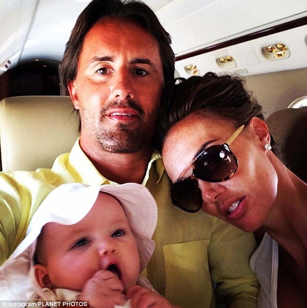 Η χλιδάτη ζωή του μωρού των Εκλεστοουν: Βαμμένα νύχια και πολυτελείς διακοπές [εικόνες] | iefimerida.gr 8