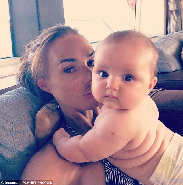 Η χλιδάτη ζωή του μωρού των Εκλεστοουν: Βαμμένα νύχια και πολυτελείς διακοπές [εικόνες] | iefimerida.gr 5