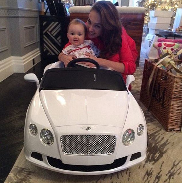 Η χλιδάτη ζωή του μωρού των Εκλεστοουν: Βαμμένα νύχια και πολυτελείς διακοπές [εικόνες] | iefimerida.gr 9