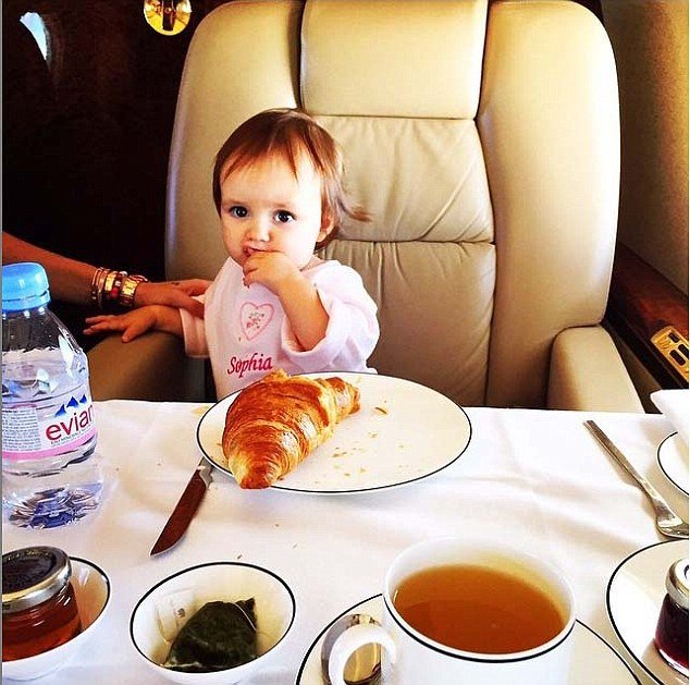 Η χλιδάτη ζωή του μωρού των Εκλεστοουν: Βαμμένα νύχια και πολυτελείς διακοπές [εικόνες] | iefimerida.gr 11