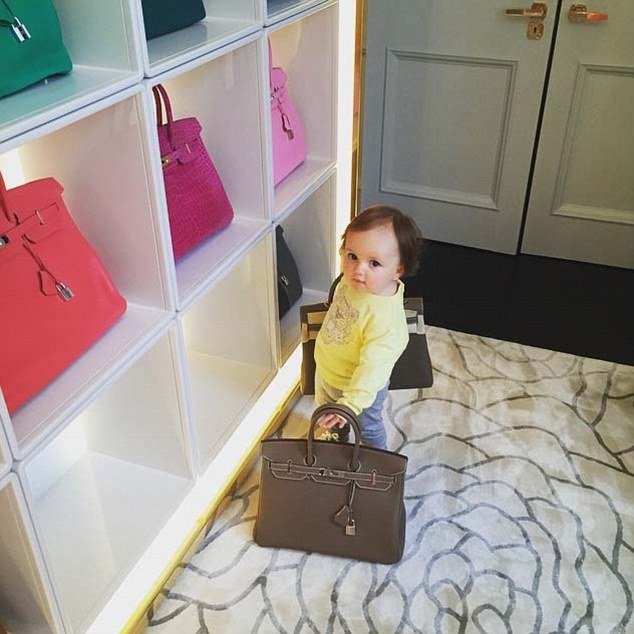 Η χλιδάτη ζωή του μωρού των Εκλεστοουν: Βαμμένα νύχια και πολυτελείς διακοπές [εικόνες] | iefimerida.gr 10